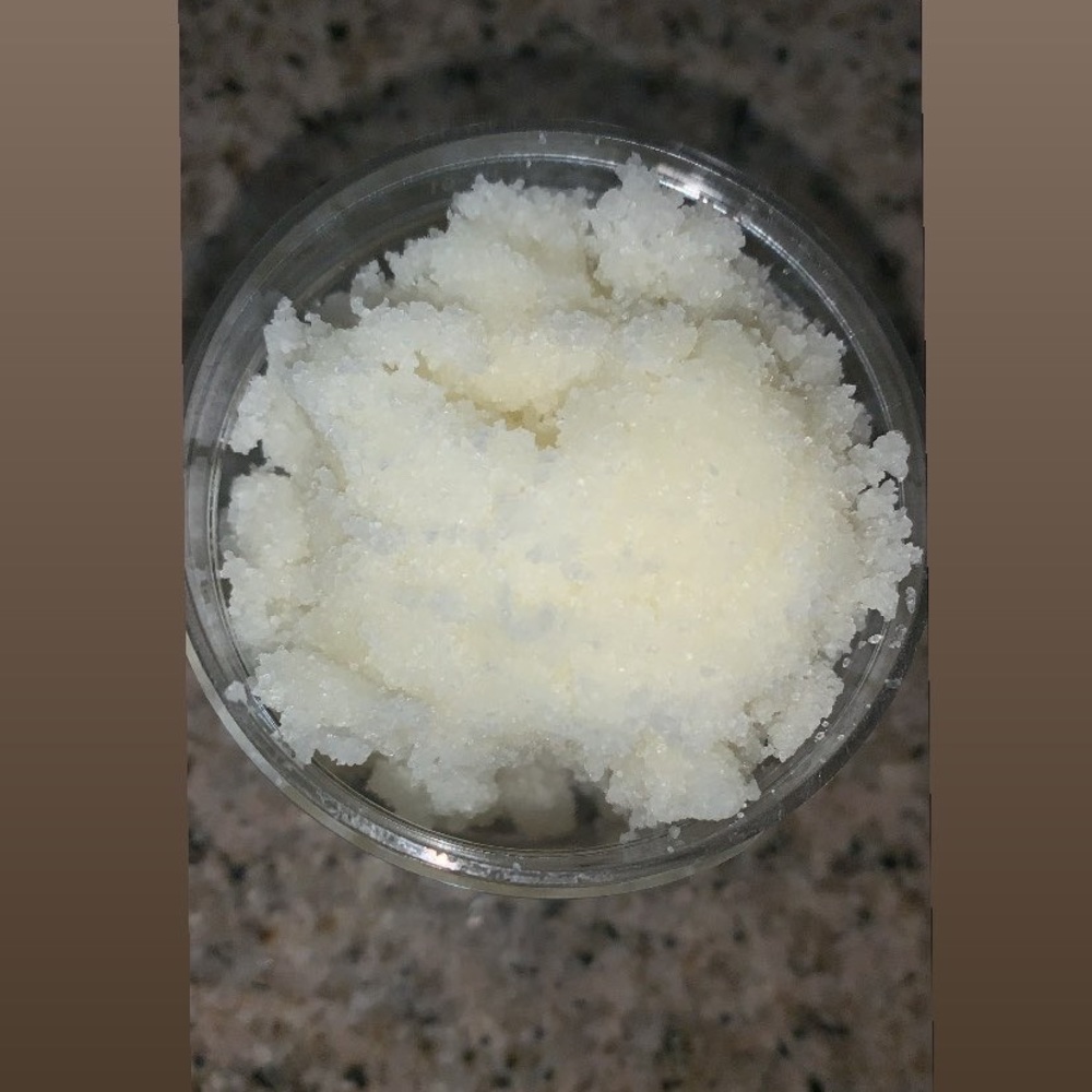 Lingonberry body scrub
